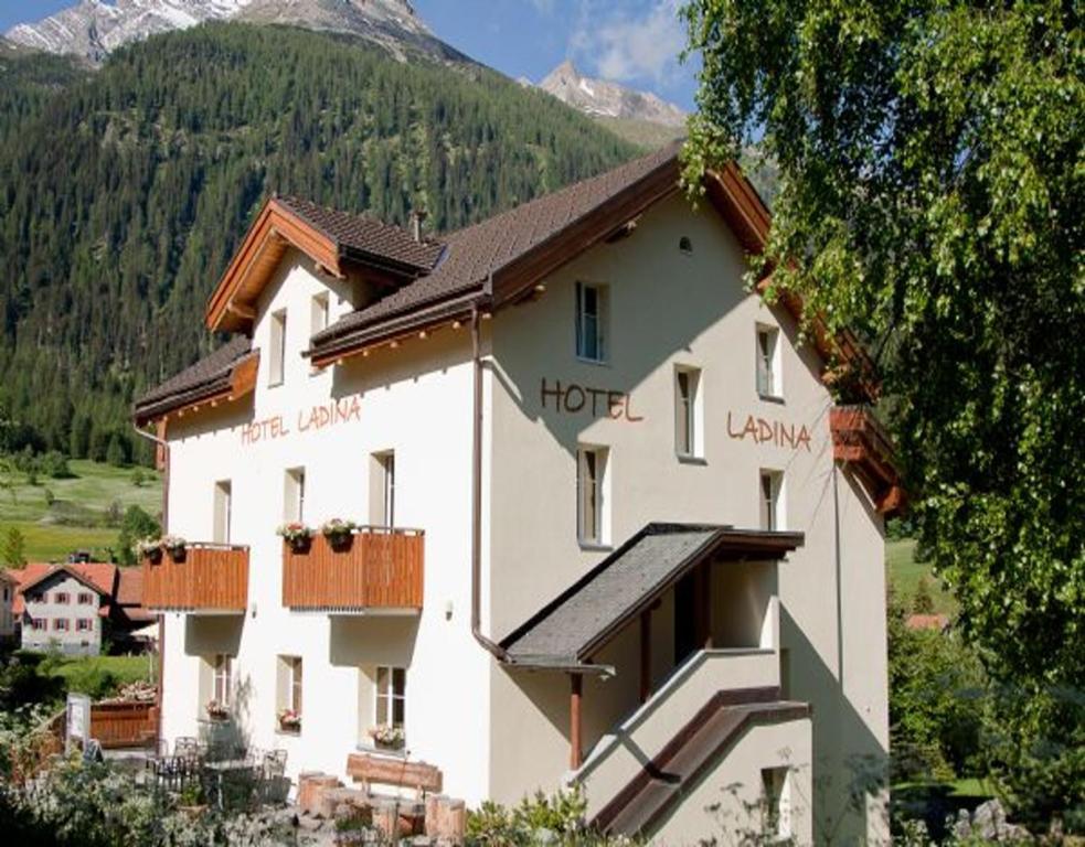 Hotel Ladina Bergün Buitenkant foto